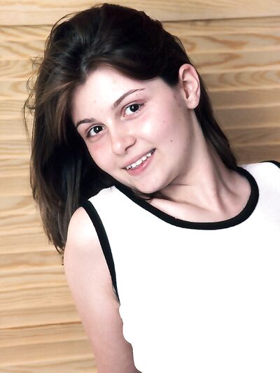 A fehér lány, Lina Valentine meztelenre vetkőzve fitogtatja természetes punciját