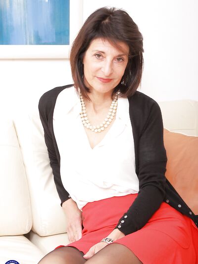 Az érett feleség, Emanuelle levetkőzik fehérneműre és ujjazza nedves vagináját a kanapén