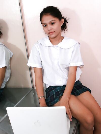 A fiatal ázsiai lány, Emelie masztrurbál egy webkamerás műsor alatt iskola után.