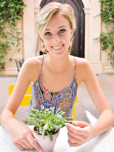 Édes tini, kis segggel, Amy egy gumidildón lovagol, miután levetkőzött a szabadban.