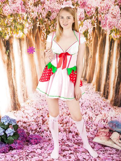 mielőtt megvillantja kopasz punciját."