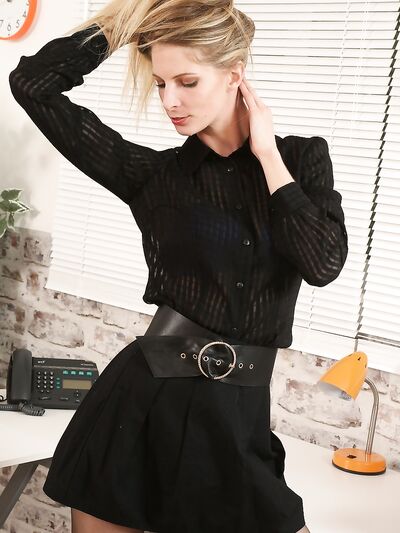 Magas szőke bébi harisnyában, Rebecca Leah közepes mellekkel büszkélkedhet az irodában.