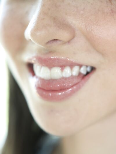 A sovány, szeplős tinédzser Emily Grey faszba száll apró vaginájában a kanapén