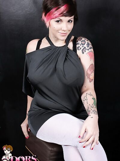 A teltkarcsú amatőr Dors Feline szólóban mutatja meg hatalmas melleit