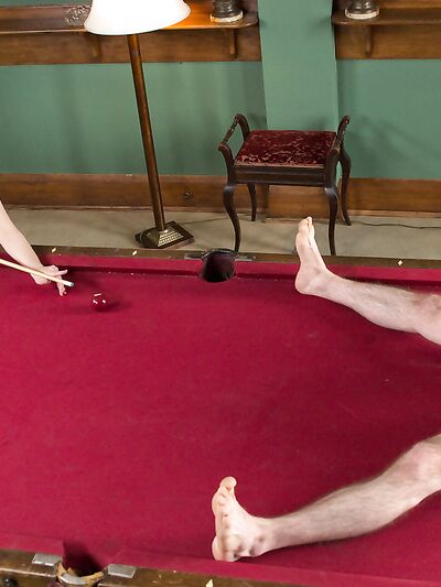 A dögös szőke Cherry Tornt szexrabszolgája egy dildóval dugna meg.