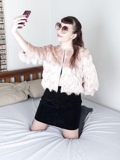 A szőrös amatőr Calliope magáról készít képeket, miközben levetkőzik az ágyban.