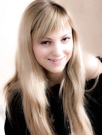 Édes szőke hajú tini csíkos térdzokniban játszik borotvált puncijával.