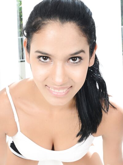 A dögös latin Karmen Bella megérinti húsos punciját és forró fenekét