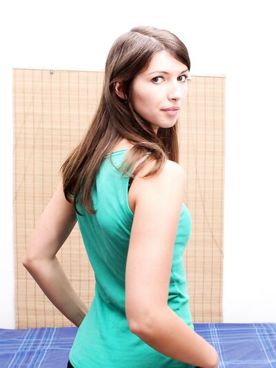 A sovány csaj levetkőzik és egy szép arckezelést kap, miután meztelenül pózolt.