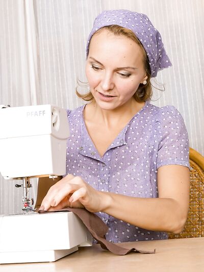 A több mint 30 éves Lisa K. szünetelteti a varrást, hogy teljesen meztelenre vetkőzzön.