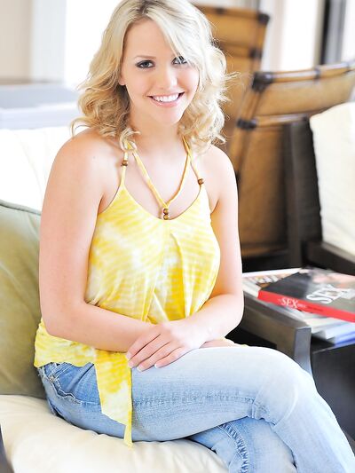 A káprázatos szépség, Jessica nyilvánosan villogtatja a cicit és izgató szoknyát.