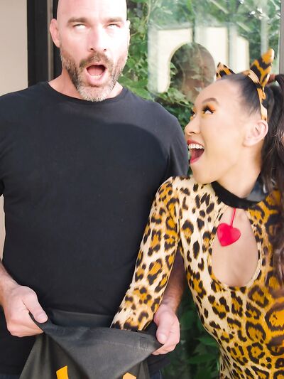 Ázsiai cica, Kimmy Kimm, kopasz hajú szeretőjét kényezteti az ágyban