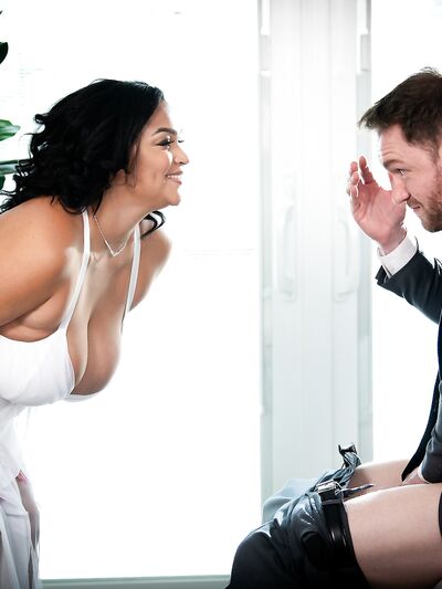 Dark-Skinned Curvy Ashlyn Peaks Gets Deeply Fucked After Sucking White Cock