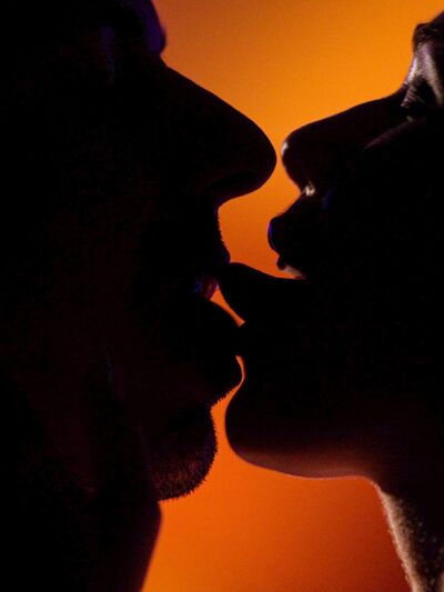 Alexis Crystal kéjes élvezettel nyög, miközben a barátja a borotvált punciját fúrja