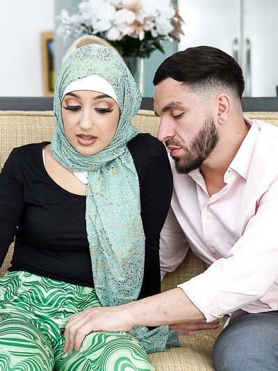 Vivianne Desilva és Violet Gems szakállas fickó kefélnek