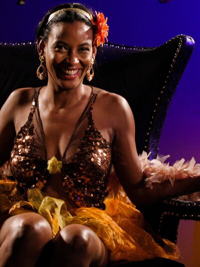 Sötét bőrű, természetes mellű szépség jóízűen megdugja a pasiját – fotók (Anna De Ville, Samantha Cruuz)