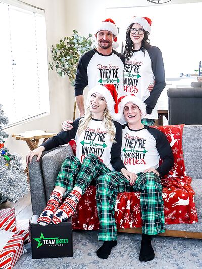 Elképesztő karácsonyi négyes XXX jelenet Kay Lovelyvel és Nikki Zee-vel