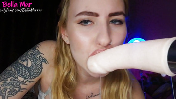 Naughty goose's pussy squirts massively thanks to the fucking machine