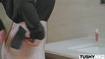 Hungry Real Estate Agent Pounces on Client's Big Cock