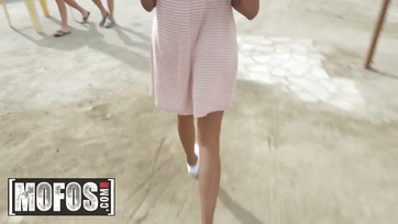 Caught Her Ass, Then Spread Her Legs for More Cash