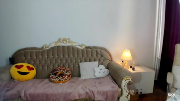 Sexy Chat Beauty Masturbates on Webcam for Fans' Desires