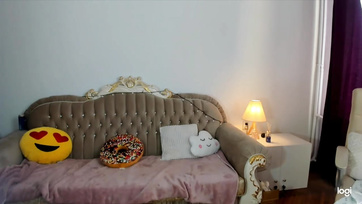Sexy Chat Beauty Masturbates on Webcam for Fans' Desires