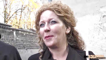 Örömmel elment a 2 felajzott fickóval az utcán levadászott milf anyuka