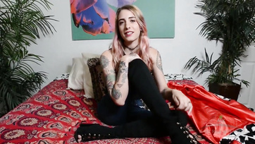 Vidáman mutogatja a szőrös punciját a begerjedt sovány lány