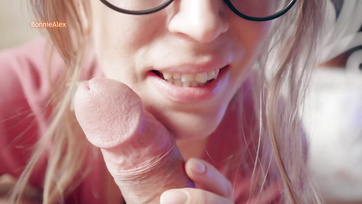 The Glasses-wearing Cutie Sucks Skillfully