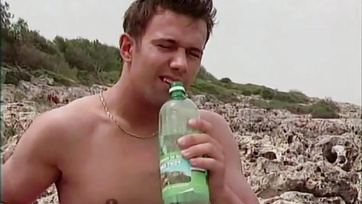 A strandon farkalták meg a gyönyörű leányzó trimmelt puncusát