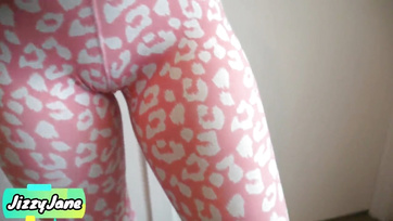 Sneaky Creampie in Yoga Pants and Pulled out Like Nothing Happened