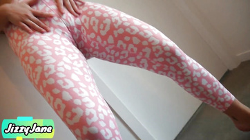 Sneaky Creampie in Yoga Pants and Pulled out Like Nothing Happened
