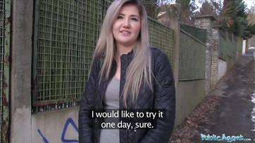 Cuki szőke sunci pénzért megmutatta a cicijét és széttette a lábát