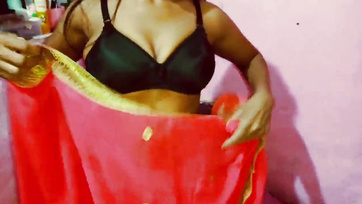 White-skinned Indian babe wants to film herself fooling around with her guy