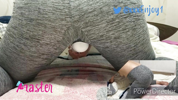 Soaked Yoga Instructor Vibing Her Pussy
