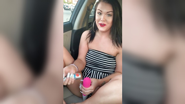 Amateur teen babe squirting in the car
