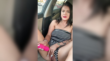 Amateur teen babe squirting in the car