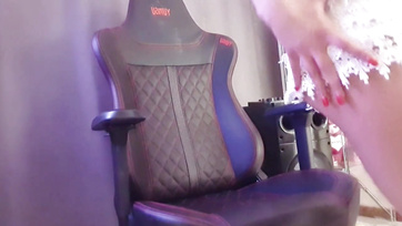 Fans watch as she masturbates to squirting climax