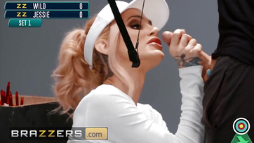 Jó mélyen bevágta a szőke milf popsijába, csak hogy szabotálja!