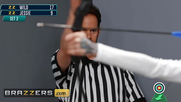 Jó mélyen bevágta a szőke milf popsijába, csak hogy szabotálja!