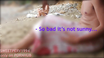 A petite girl jerks off a kinky guy at the beach