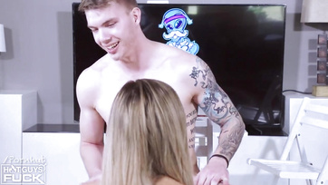 Jóseggű szöszi és egy magas, helyes fiú