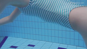 Scented teen drops her bathrobe
