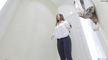Sexy Young Babe Masturbates on the Casting Couch