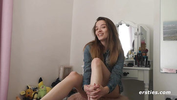Amateur teen cutie pulls out and rides her dildo