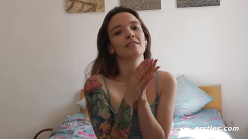 Amateur teen cutie pulls out and rides her dildo