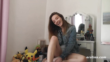 Amateur teen cutie pulls out and rides her dildo