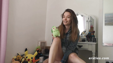 Amateur teen cutie pulls out and rides her dildo