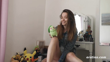 Amateur teen cutie pulls out and rides her dildo