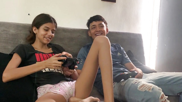 Videójátékozás közben ráharapott a mostohabátyója farkára a sovány latinamerikai lány